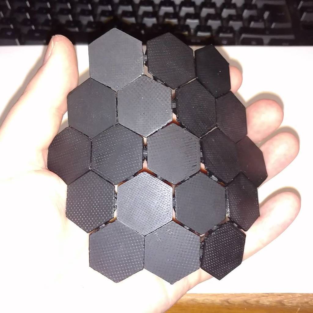 Hexagonal rubber-banded armour plate