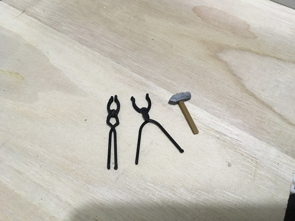 Blacksmith tongs and hammer (1:18 scale)