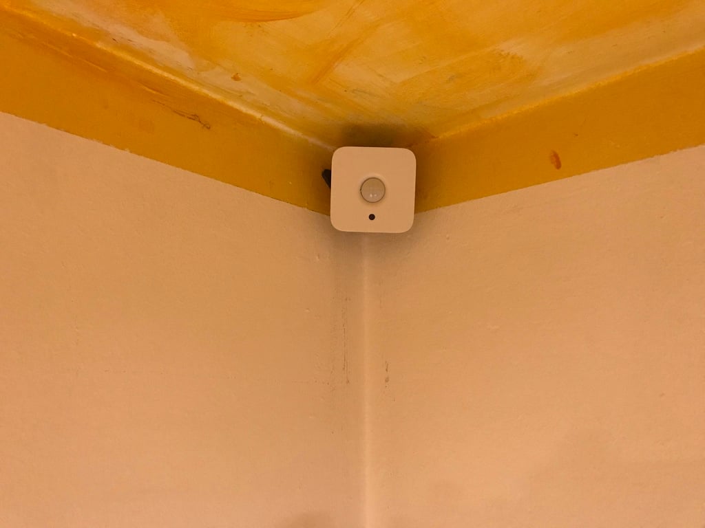 Hue motion sensor corner/wall/ceiling holder