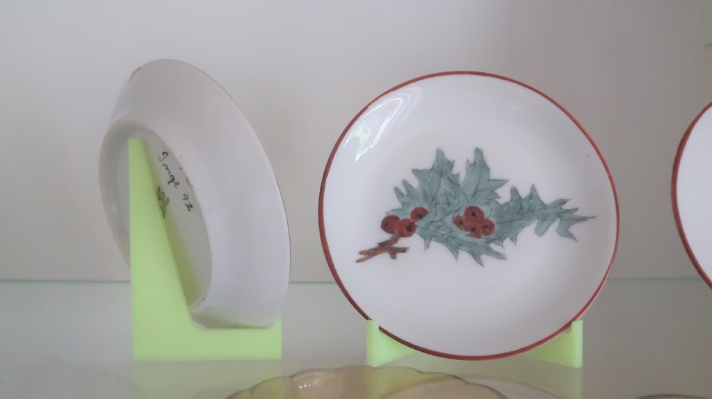 Decorative stand for small plates