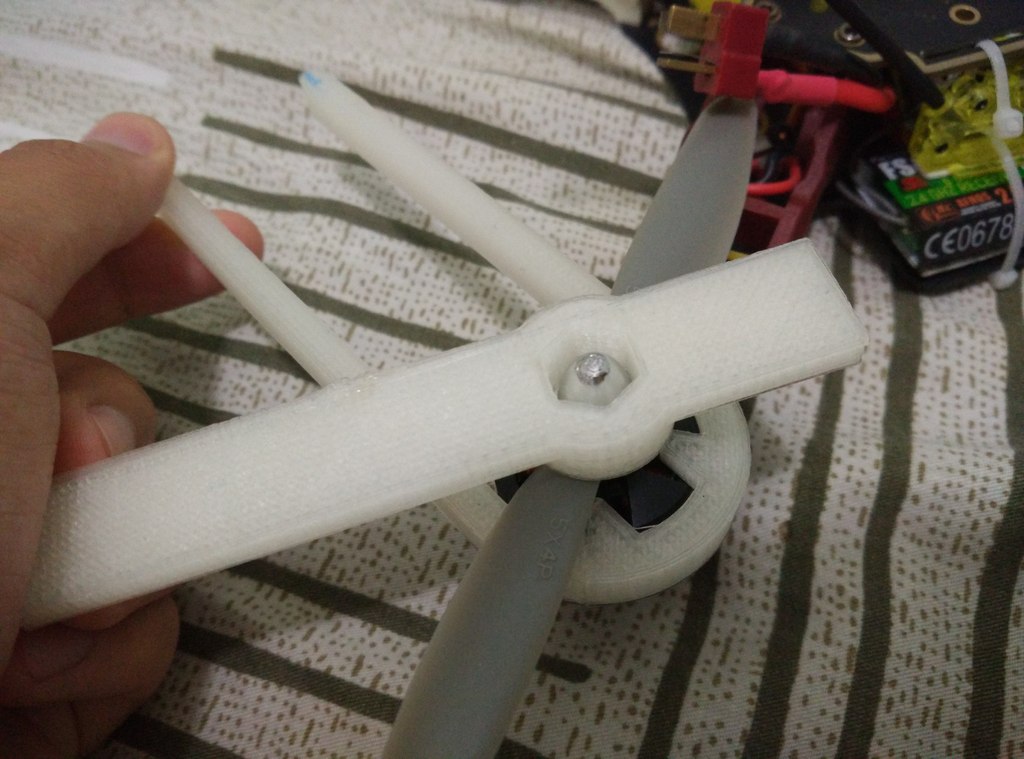 Multicopter propeller mount/dismount tool
