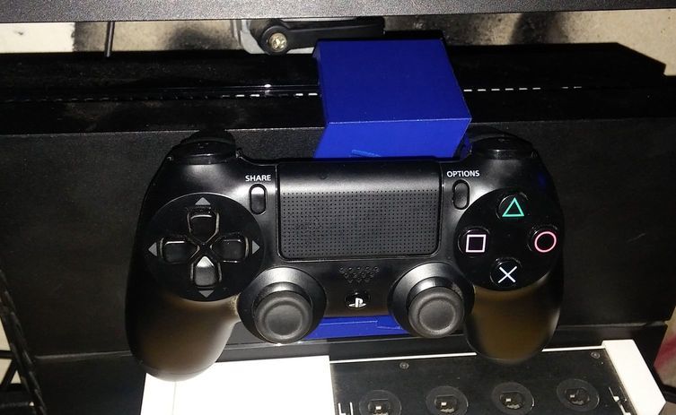 Simple Controller stand for PS4 Fat