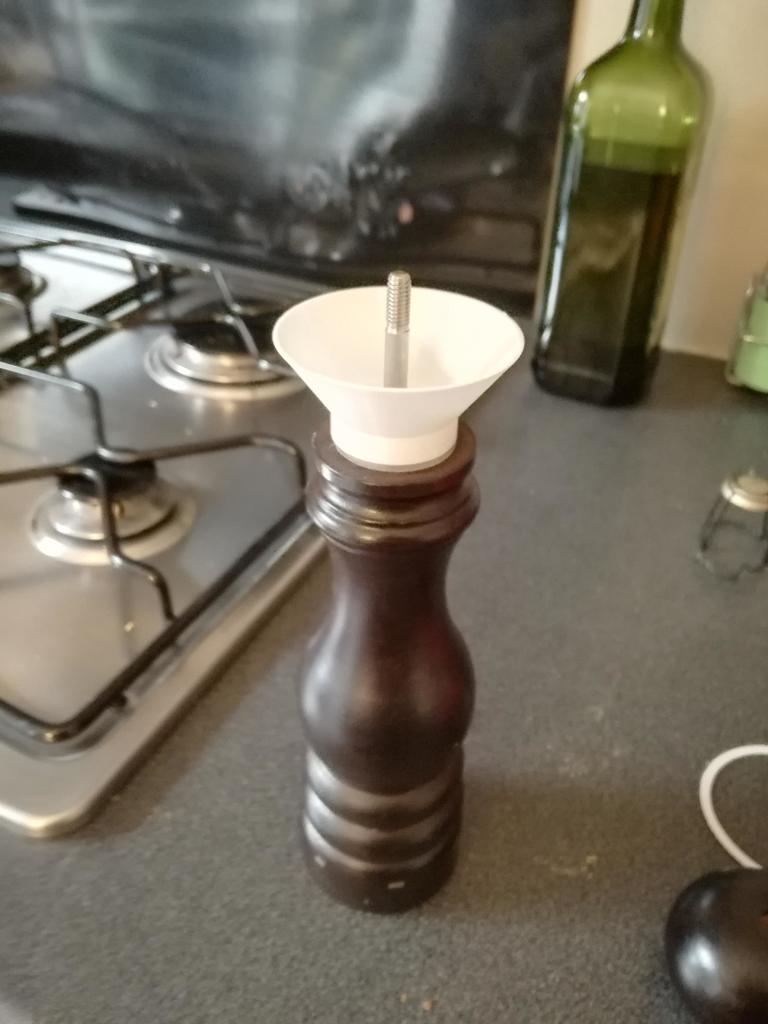 Funnel for refilling a pepper mill