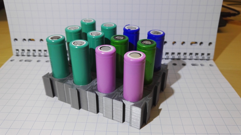 Stackable 18650 battery storage
