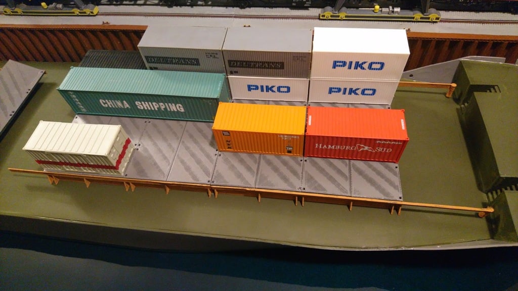 Ship cargo hold hatch
