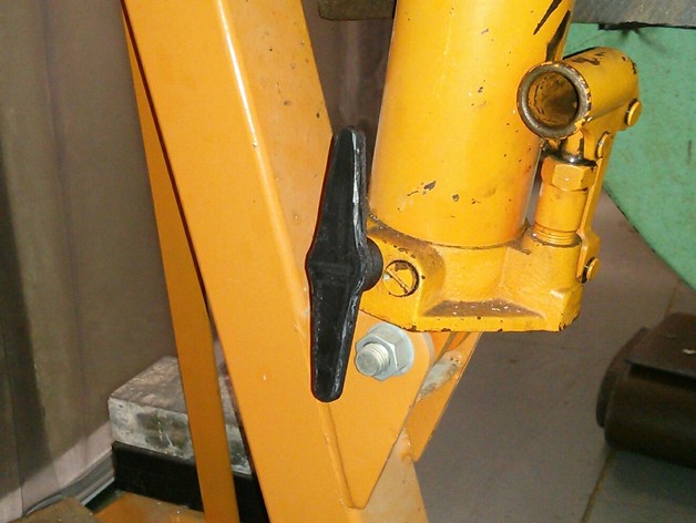 Engine hoist release valve handle