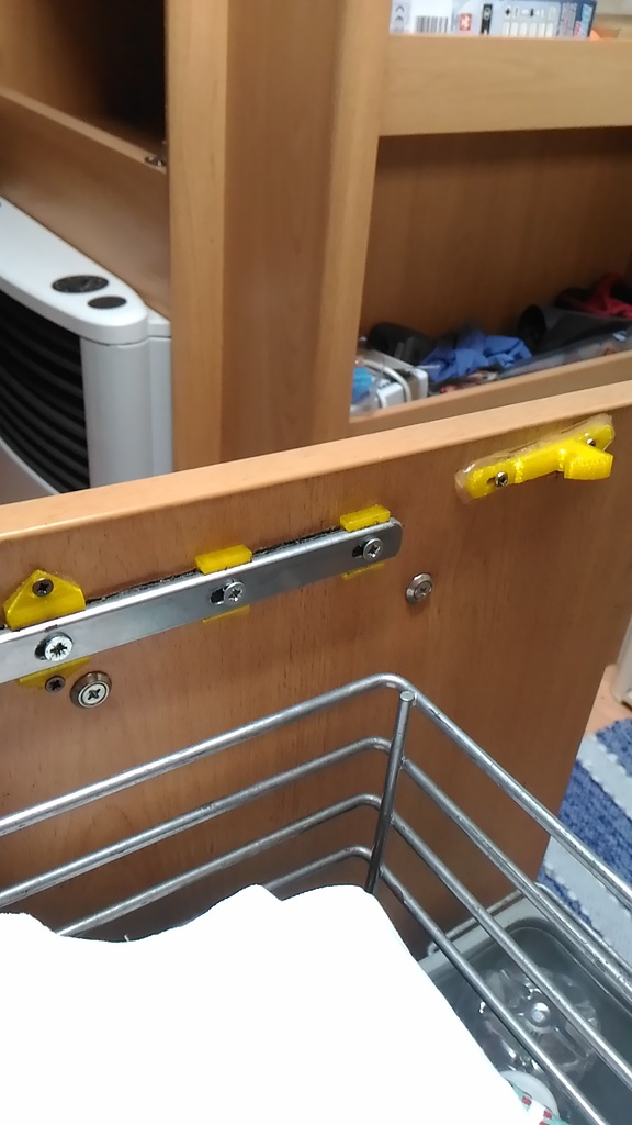 Caravan grabber latch drawer retaining catch for drawers