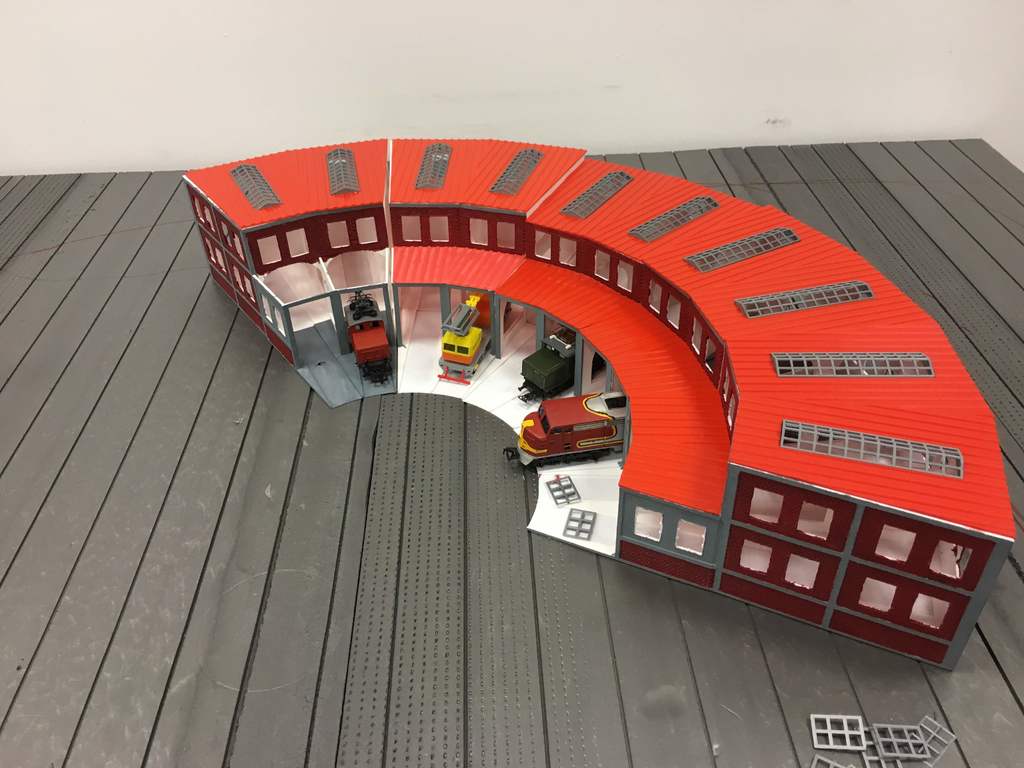 1:87 HO scale train depot with turntable