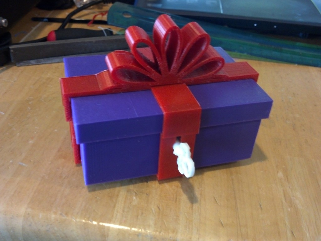 Longer Lockable Present Ornament