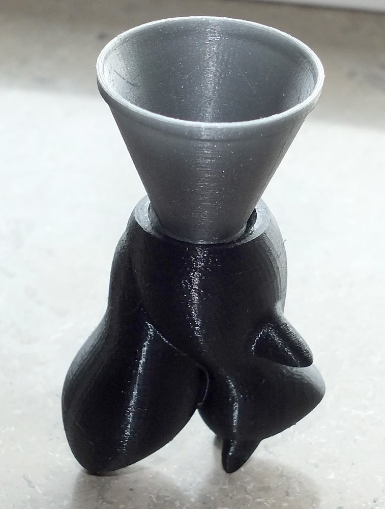 Screw-on funnel for squirrel salt and pepper shaker