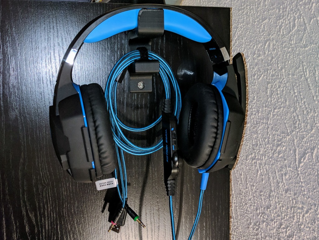 Simple Wall Hanger for Headsets