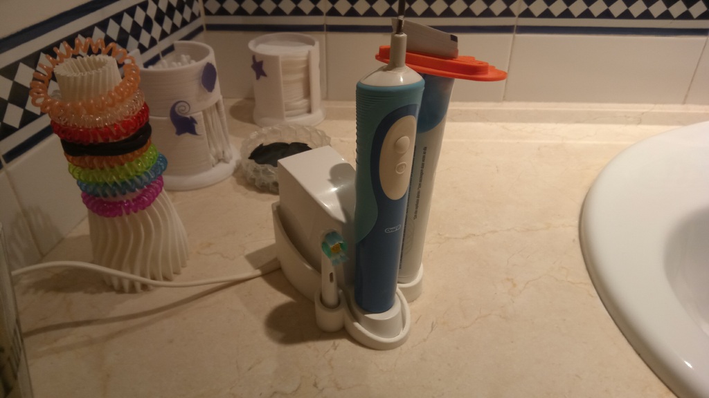 Soporte Oral B, cargador, cepillo pasta de dientes