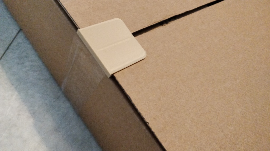 Cardboard box closing lip