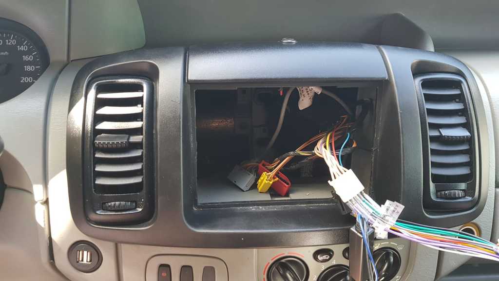 Renault Trafic 2 din radio embellisher by Camperized - Thingiverse