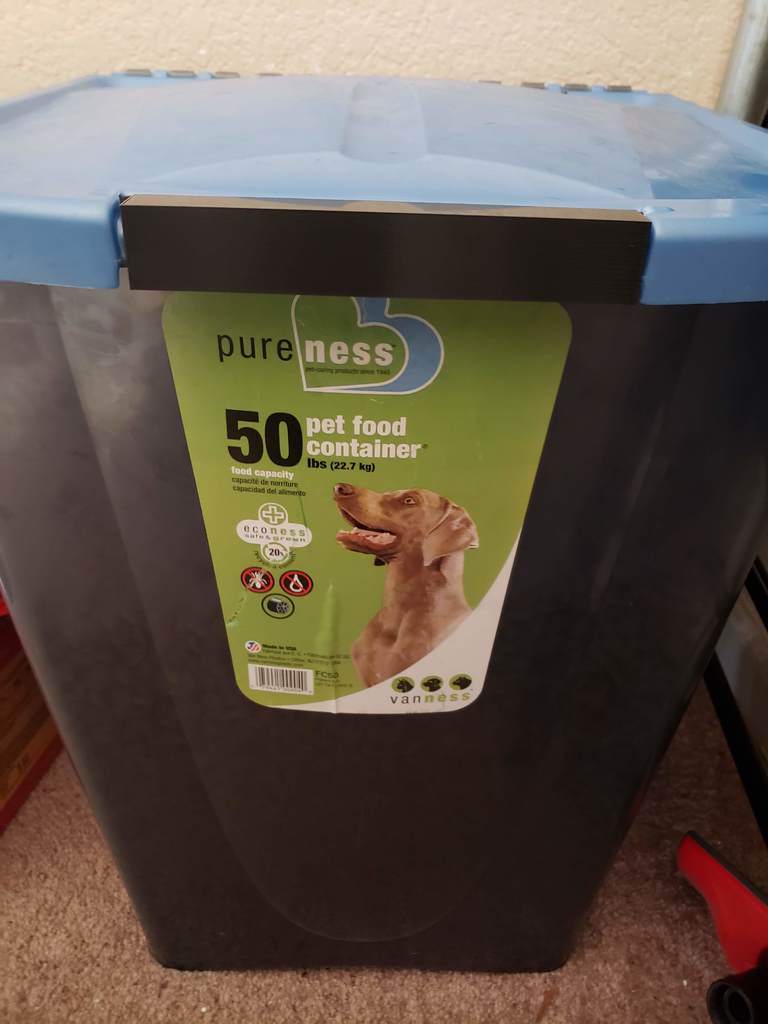Pureness Pet/Dog food container 50 lbs - snap lock latch
