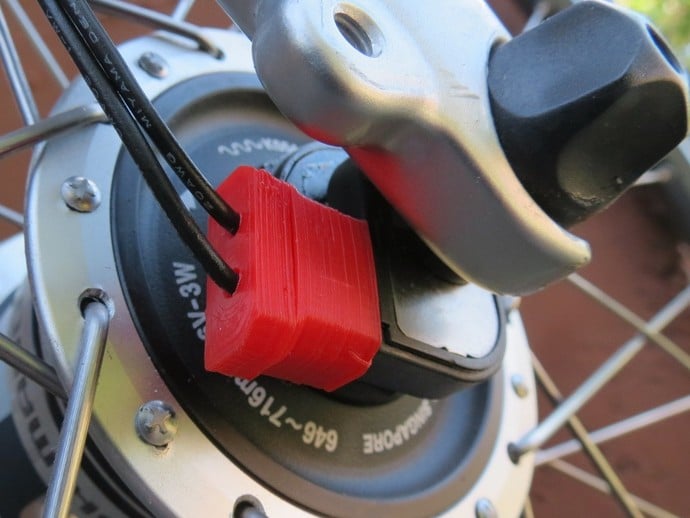 Plug for bicycle hub dynamo