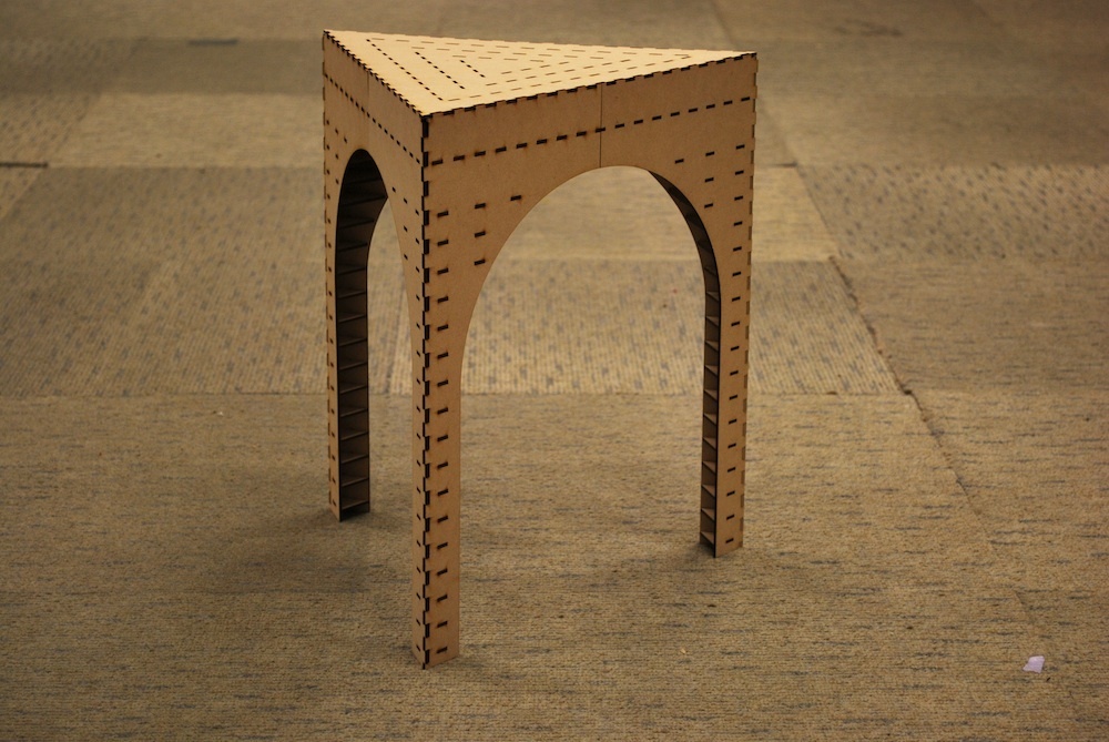 Triangle stool(f.Labo)