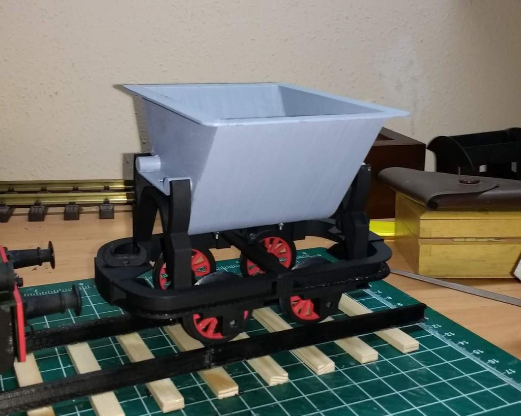Tipping car for G-scale railway