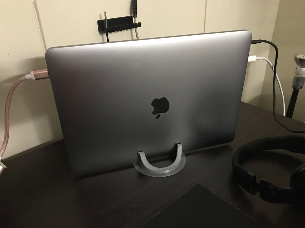 2017 Macbook Pro 13" TB Vertical Stand