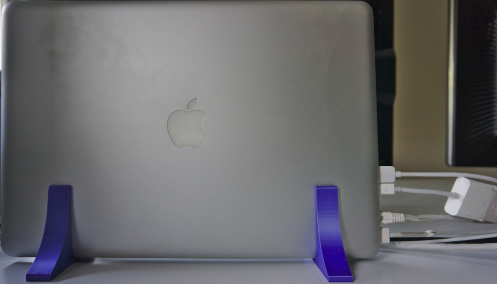 MacBook Pro 15" 2010 vertical stand