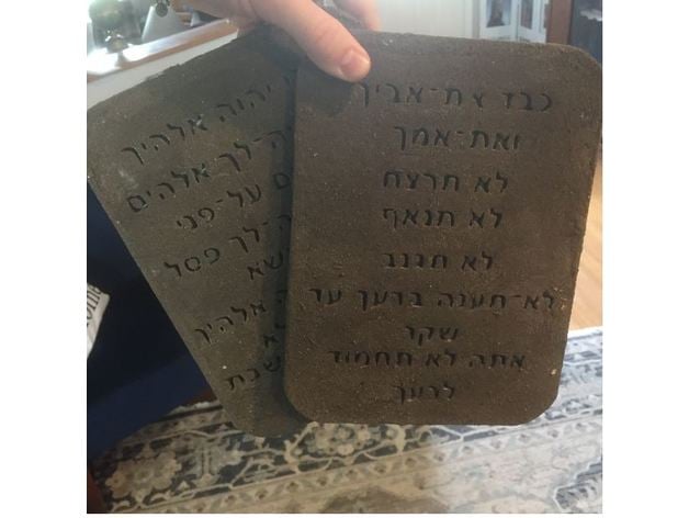 ten commandments tablets in hebrew