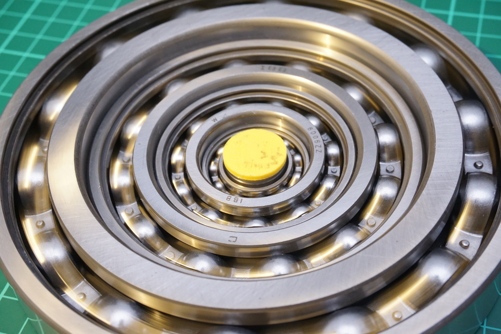 Bearing spinner knob for 606 bearings