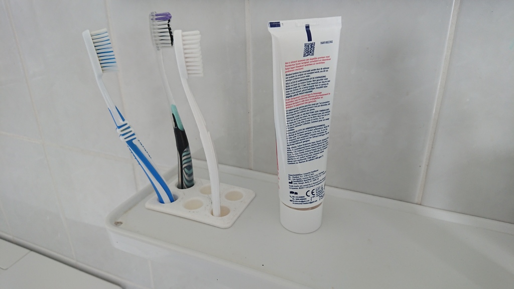Toothbrush holder (built-in)