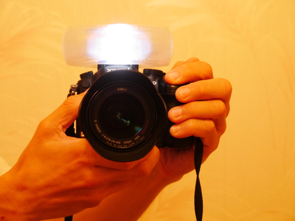 Customizable camera flash diffuser