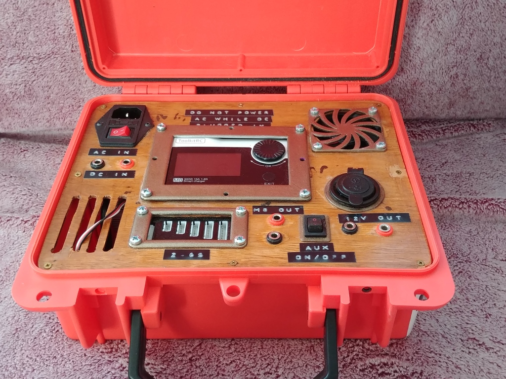 ToolKitRC M8 (Lipo charger) Field Charging box