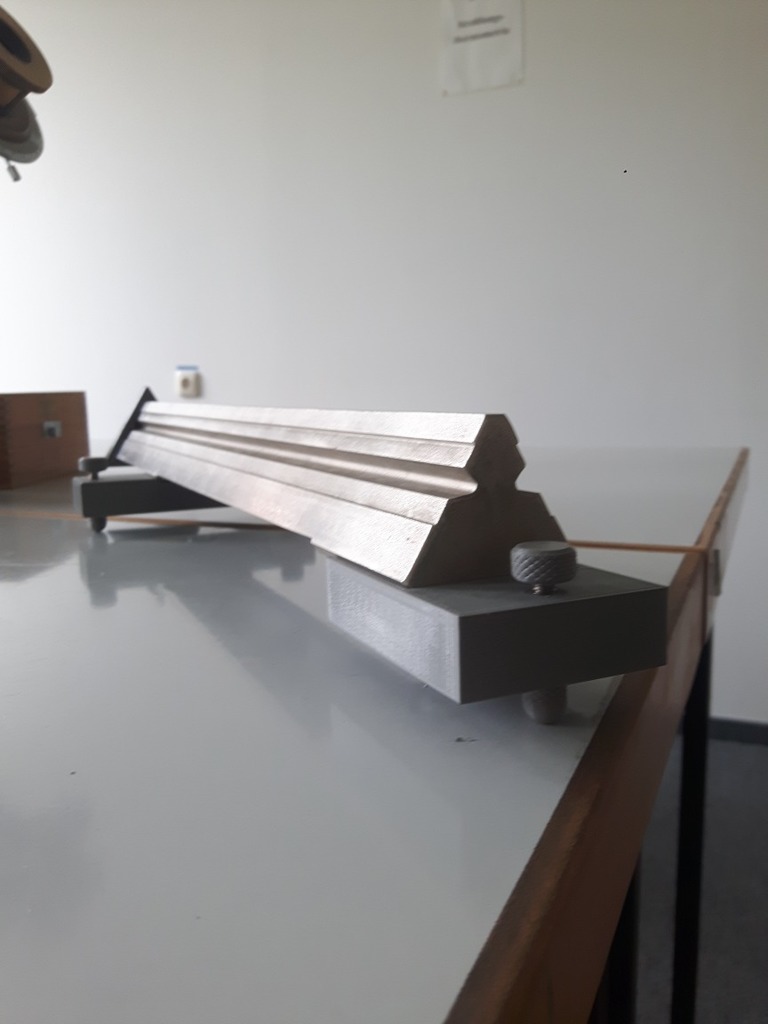 height adjustable optical bench (Zeiss) - höheneinstellbare optische Bank aus Zeiss Dreikantprofil