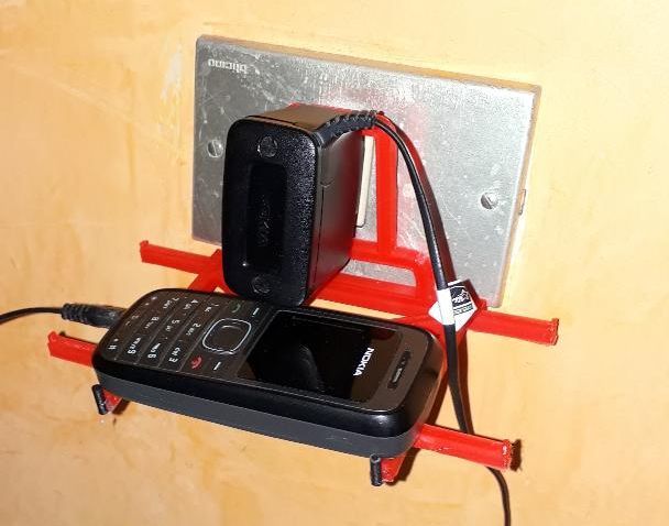 Porta cellulare attaccato alla presa / Mobile phone holder hanging on the plug