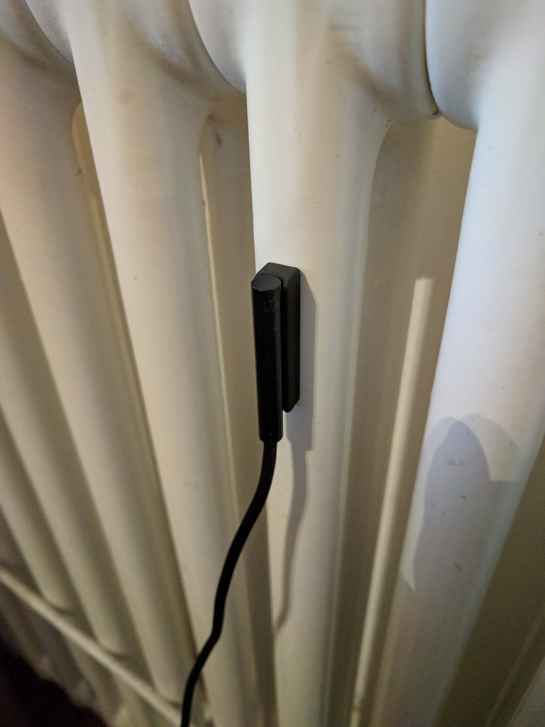 Surface Pro 3 magnetic cable mount