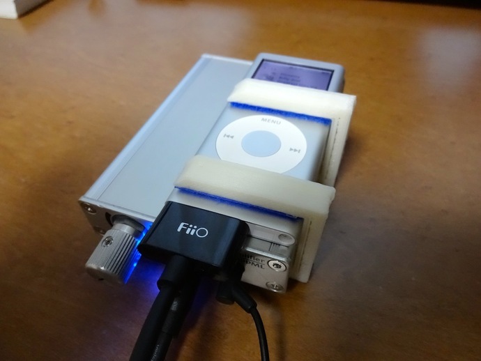 Simple iPod headphone amp binder