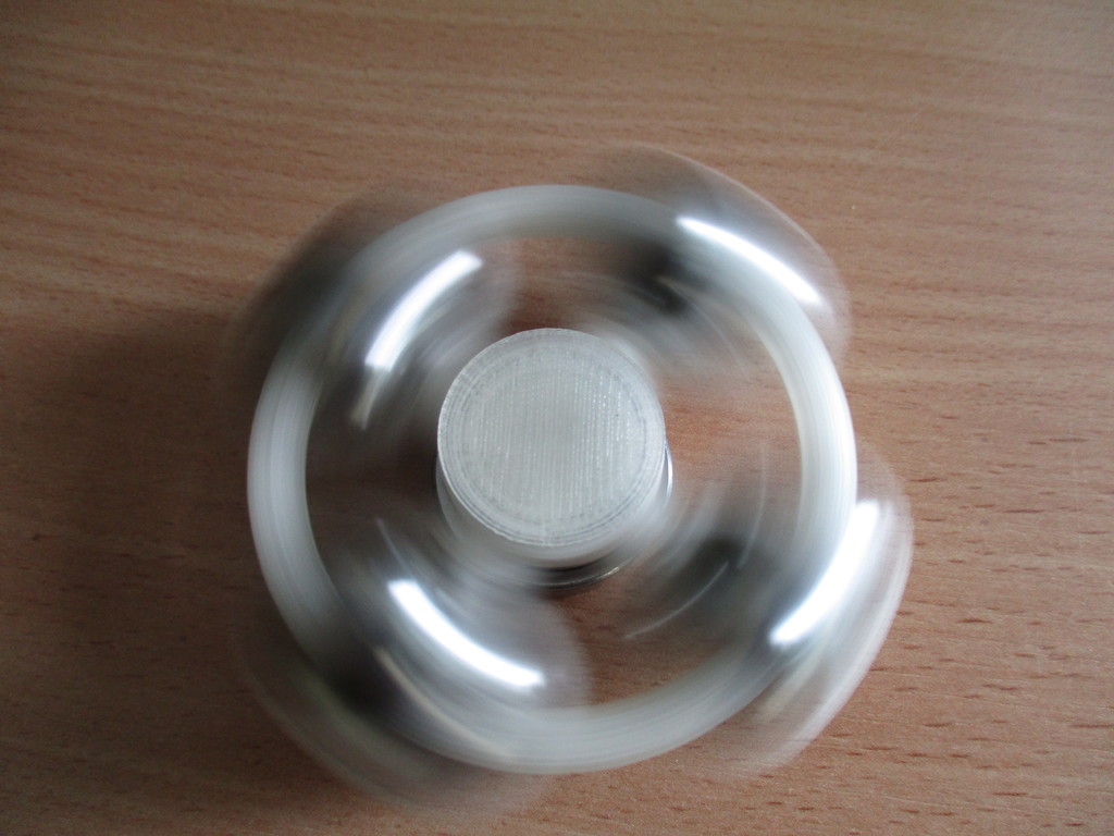 Fidget spinner with balls 