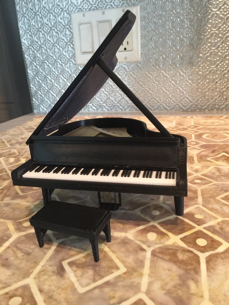 Grand Piano Model w/lid & Key cover
