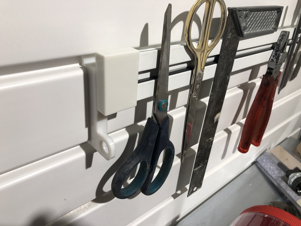 slatwall-anchor for a magnetic strip / tray